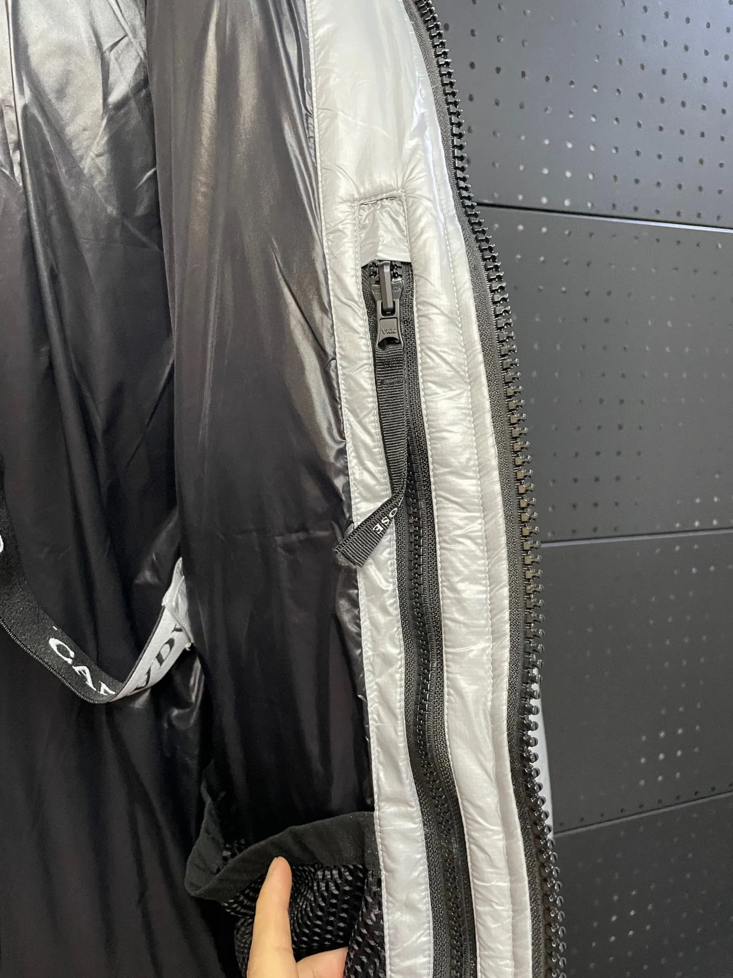 P780 Gray Red Label Top Version 𝘾𝘼𝙉𝘼𝘿𝘼 𝙂𝙊𝙊𝙎𝙀/Canada Goose 2023 Limited New Crofton Puff Down Jacket Pure Guangzhou Inspection 95 White Duck Down Filling‼  Top version, ceiling level‼ Crofton soft bread, the latest style in 2023, has a cold protection effect of up to level 4. It is made of recycled Feather-Light tear-resistant fabric. It is ultra-light and has no weight on the upper body at all! The unique black label highlights your temperament‼  Canada Goose, a Canadian brand, has always been recognized as the warmest down jacket. Various Instagram celebrities, Internet celebrities, and celebrities often wear it for street photos. I do Canada Goose every year, but I still can’t get rid of my love for geese. No matter how cold the winter is, there is no need to be afraid, because there are geese! Filled with 80% white duck down, Canada Goose is the legendary warmest down jacket and is known as a must-have for Arctic outdoor sports! The most popular down jacket in the world, celebrities are rushing to buy it, it is a must-have! Same style for men and women Size: S-XXL